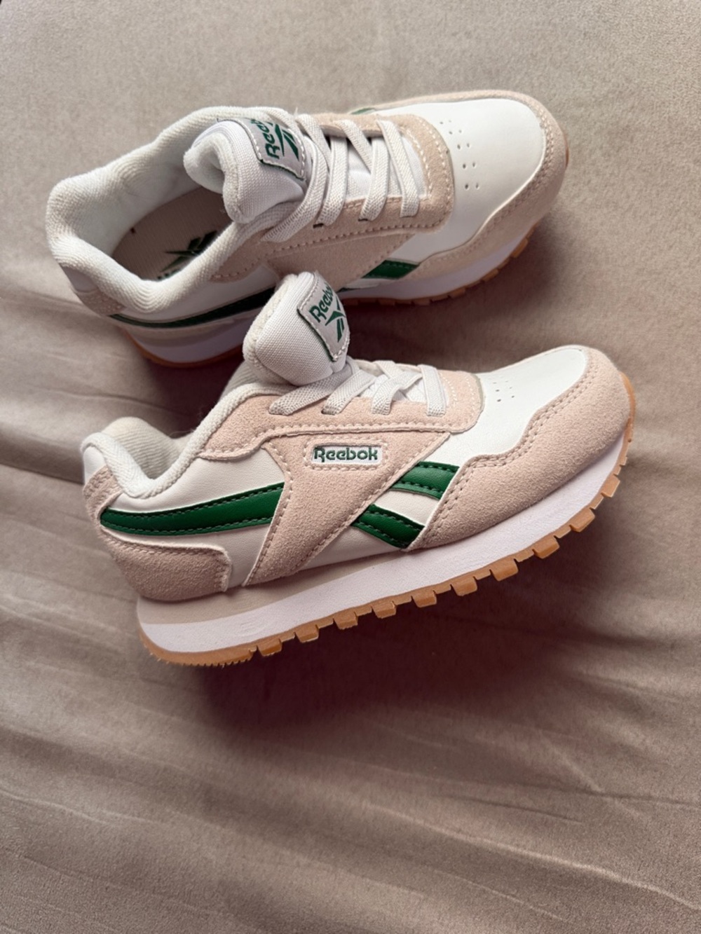 Reebok Kids Sneakers in White, Beige, Green